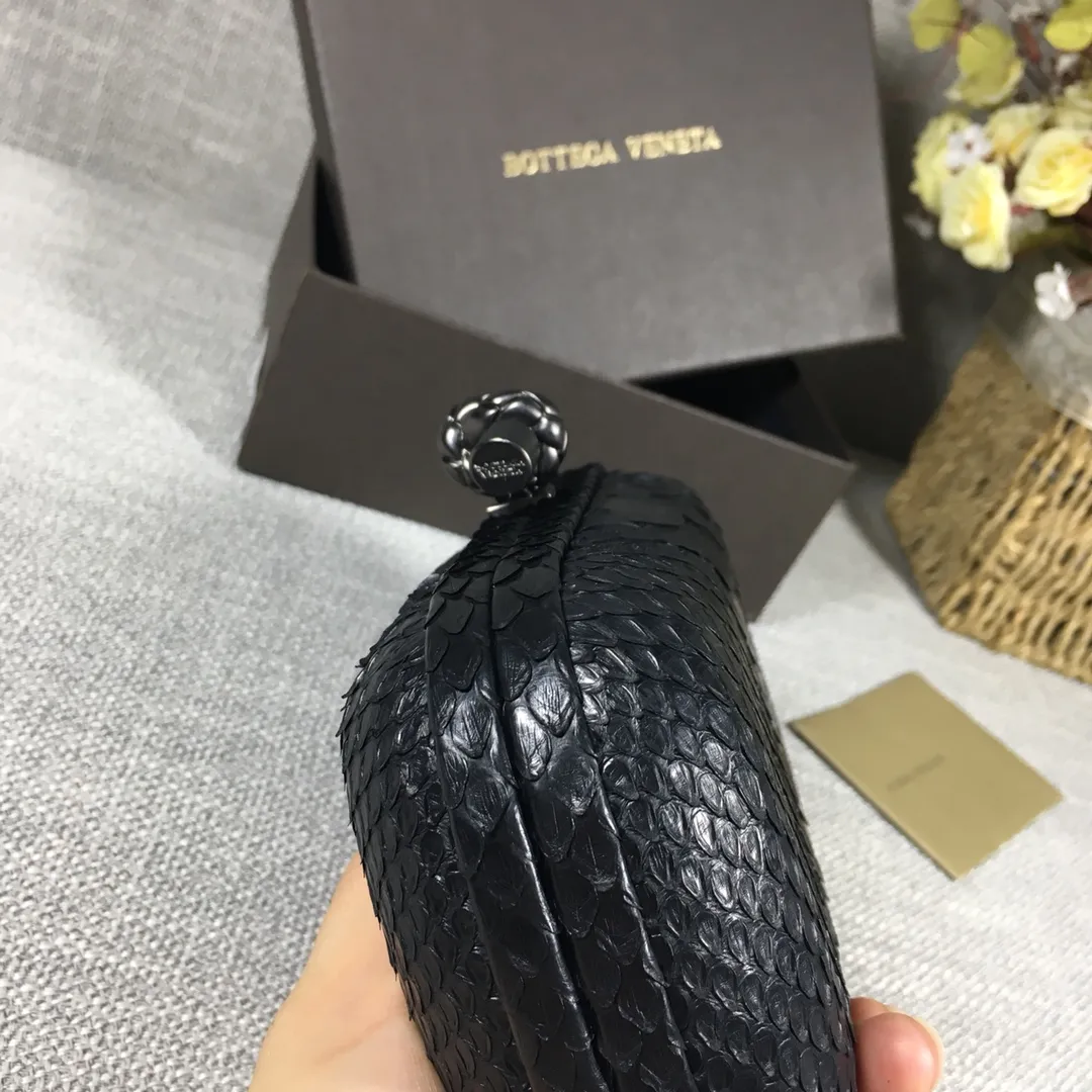 🔥🔥Model No. 8651🔥🔥This elegant clutch bag is one of the most popular handbags in woven bags. It is an interpretation of a classic design that was reintroduced in 2001. Since its launch, the Knot clutch has exhibited exquisite craftsmanship and integrated different styles from low-key to flamboyant. Each new Knot product demonstrates the irresistible and timeless charm of this classic handbag. This luxurious handbag features the signature braided rope buckle and is crafted from rare yellow-ringed forest snake and water snake skins. More charming and luxurious texture. Size: Small 16.5cm